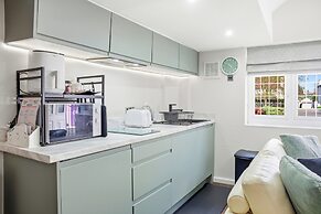 Tranquil Studio - Sleeps 2 & Private Parking