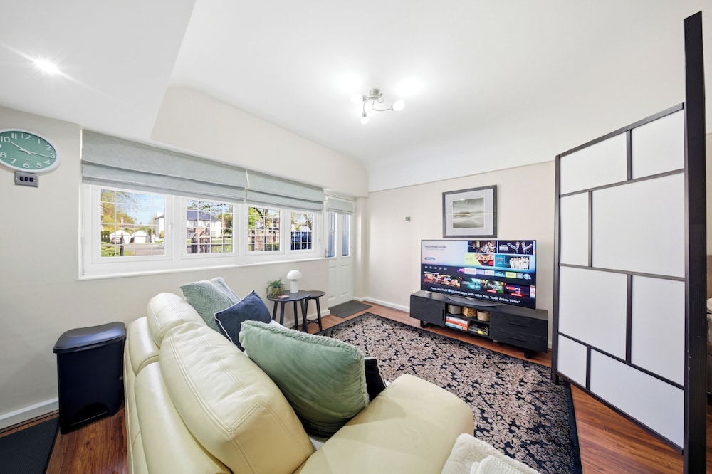 Tranquil Studio - Sleeps 2 & Private Parking