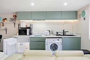 Tranquil Studio - Sleeps 2 & Private Parking