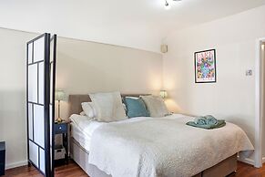 Tranquil Studio - Sleeps 2 & Private Parking