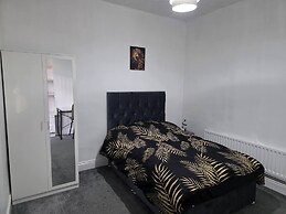3 Bed Home Free Wifi & Netflix Central Location