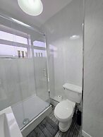 3 Bed Home Free Wifi & Netflix Central Location