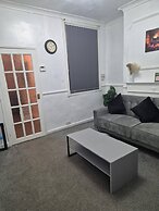 3 Bed Home Free Wifi & Netflix Central Location