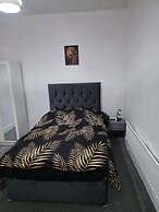3 Bed Home Free Wifi & Netflix Central Location