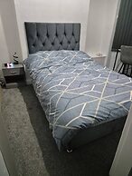 3 Bed Home Free Wifi & Netflix Central Location