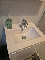3 Bed Home Free Wifi & Netflix Central Location