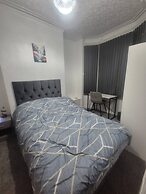 3 Bed Home Free Wifi & Netflix Central Location