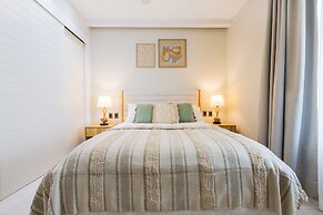 Chic 2BR Stay w Terrace Picuzzi 5 Min to Beach