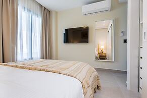Chic 2BR Stay w Terrace Picuzzi 5 Min to Beach