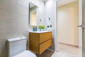 Chic 2BR Stay w Terrace Picuzzi 5 Min to Beach