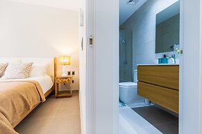 Chic 2BR Stay w Terrace Picuzzi 5 Min to Beach