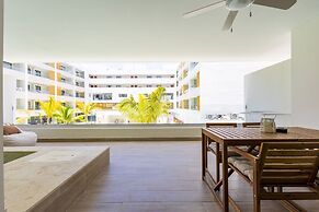 Chic 2BR Stay w Terrace Picuzzi 5 Min to Beach