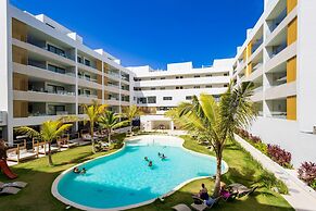 Chic 2BR Stay w Terrace Picuzzi 5 Min to Beach