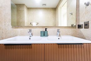Chic 2BR Stay w Terrace Picuzzi 5 Min to Beach