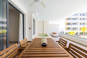 Chic 2BR Stay w Terrace Picuzzi 5 Min to Beach