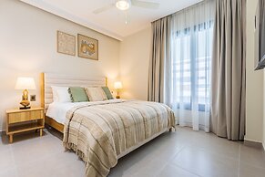 Chic 2BR Stay w Terrace Picuzzi 5 Min to Beach