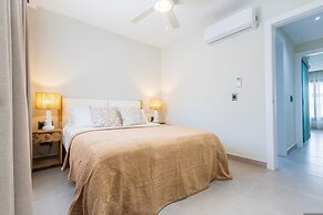 Chic 2BR Stay w Terrace Picuzzi 5 Min to Beach