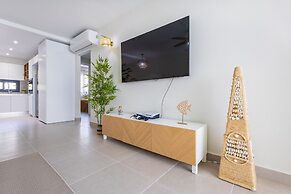 Chic 2BR Stay w Terrace Picuzzi 5 Min to Beach