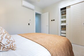 Chic 2BR Stay w Terrace Picuzzi 5 Min to Beach