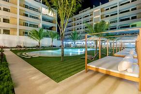 Chic 2BR Stay w Terrace Picuzzi 5 Min to Beach
