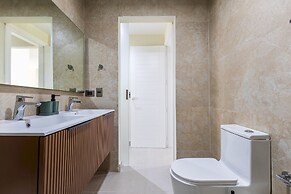 Chic 2BR Stay w Terrace Picuzzi 5 Min to Beach