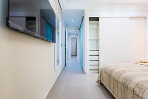 Chic 2BR Stay w Terrace Picuzzi 5 Min to Beach