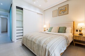 Chic 2BR Stay w Terrace Picuzzi 5 Min to Beach
