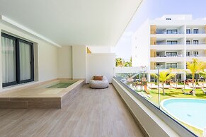 Chic 2BR Stay w Terrace Picuzzi 5 Min to Beach