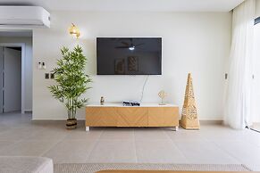 Chic 2BR Stay w Terrace Picuzzi 5 Min to Beach