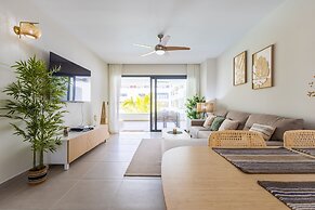 Chic 2BR Stay w Terrace Picuzzi 5 Min to Beach