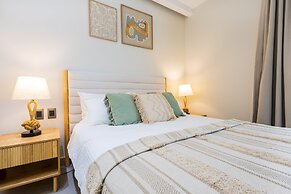 Chic 2BR Stay w Terrace Picuzzi 5 Min to Beach
