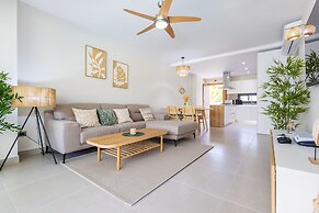 Chic 2BR Stay w Terrace Picuzzi 5 Min to Beach