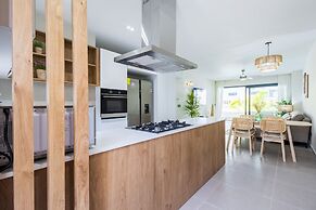 Chic 2BR Stay w Terrace Picuzzi 5 Min to Beach