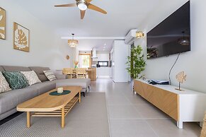 Chic 2BR Stay w Terrace Picuzzi 5 Min to Beach