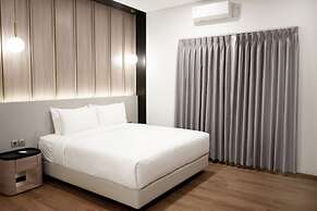 Spot 43 Cafe and Hotel