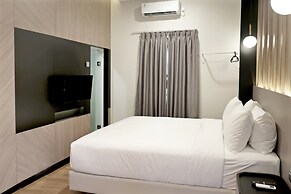 Spot 43 Cafe and Hotel