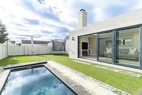 Spacious Sunningdale Retreat With Poolside Charm