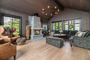 Cabin With Jacuzzi on Lifjell