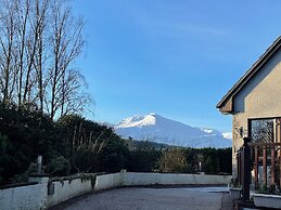 Highland Comfort With Mountain Views