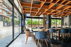 1 Br Condo with Rooftop Pool & Bar - IT