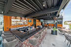 1 Br Condo with Rooftop Pool & Bar - IT