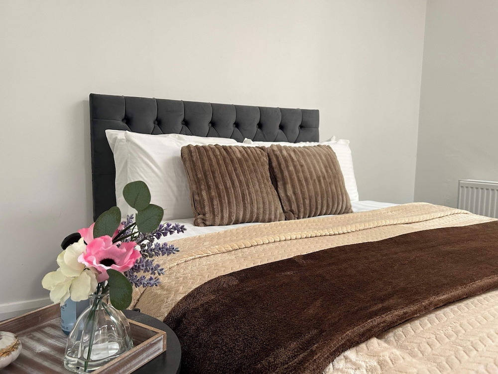 10 Bed Flat - Sleeps 20 - Pets - Parking - Wifi