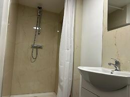 10 Bed Flat - Sleeps 20 - Pets - Parking - Wifi