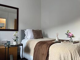 10 Bed Flat - Sleeps 20 - Pets - Parking - Wifi