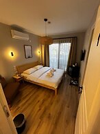 Loris Rooms