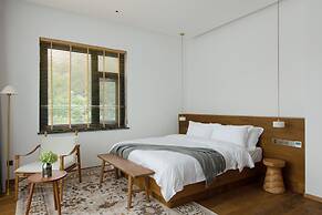 Yunfu Mid Hill Resort Hotel