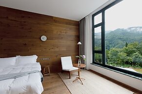 Yunfu Mid Hill Resort Hotel