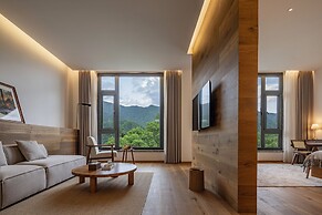 Yunfu Mid Hill Resort Hotel