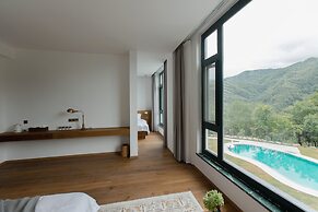 Yunfu Mid Hill Resort Hotel
