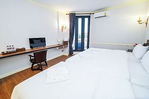 The MACEO Hotel